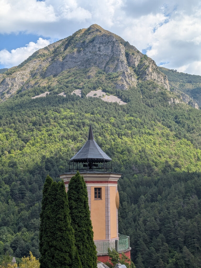Les montagnes qui entourent le village de Tende.