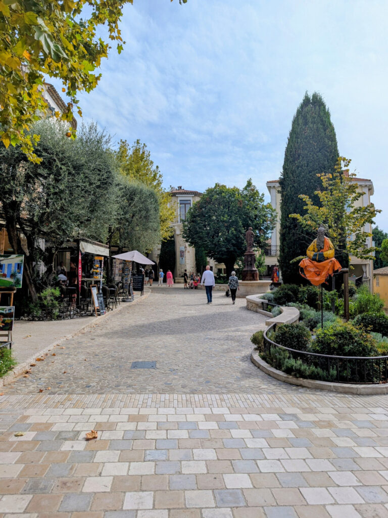 La place du commandant Lamy au cœur du vieux Mougins.
