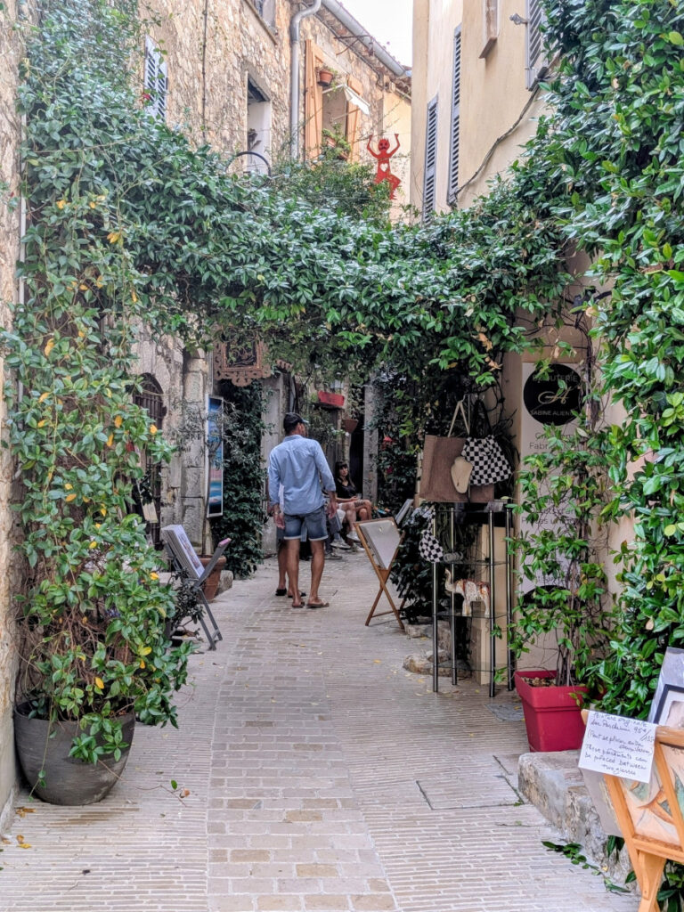 La rue des Orfèvres dans le vieux Mougins.