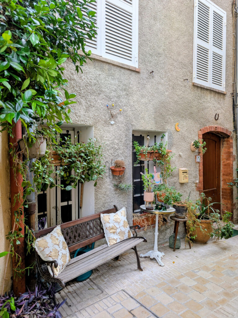 Ruelle à Mougins vieille ville.