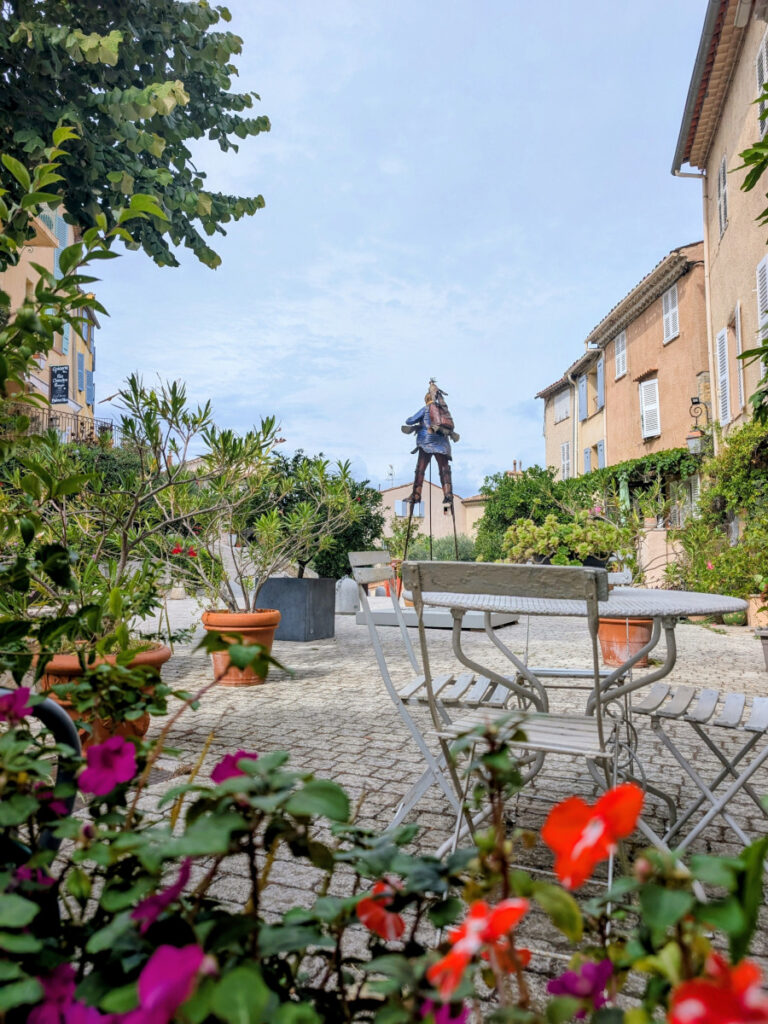 Une sculpture exposée à Mougins sur la place du lieutenant Isnard.