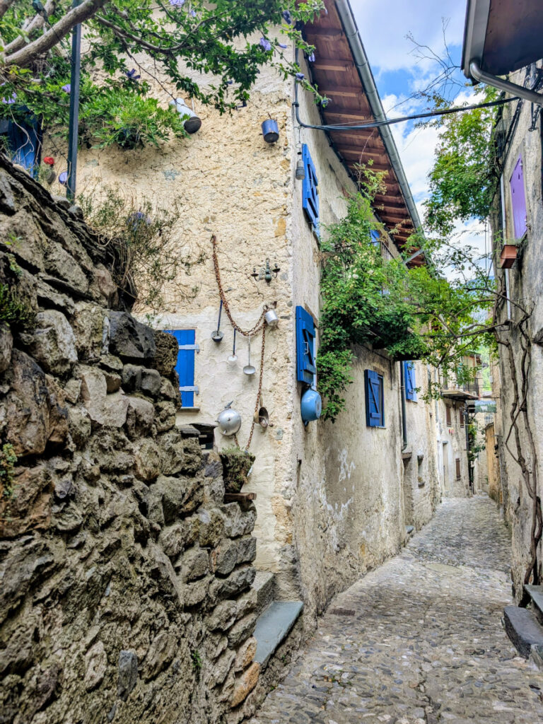 Les jolies ruelles pittoresques au cœur de Tende, village des Alpes-Maritimes.
