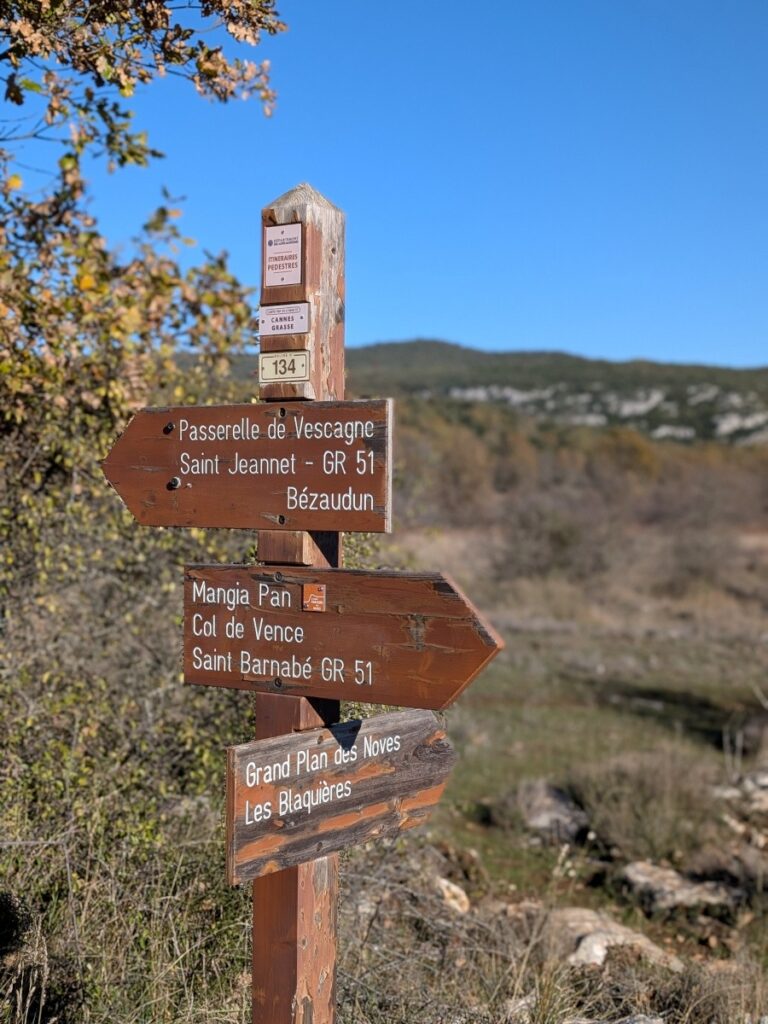 Balise présente sur le sentier de la randonnée au Plan des Noves à Vence.