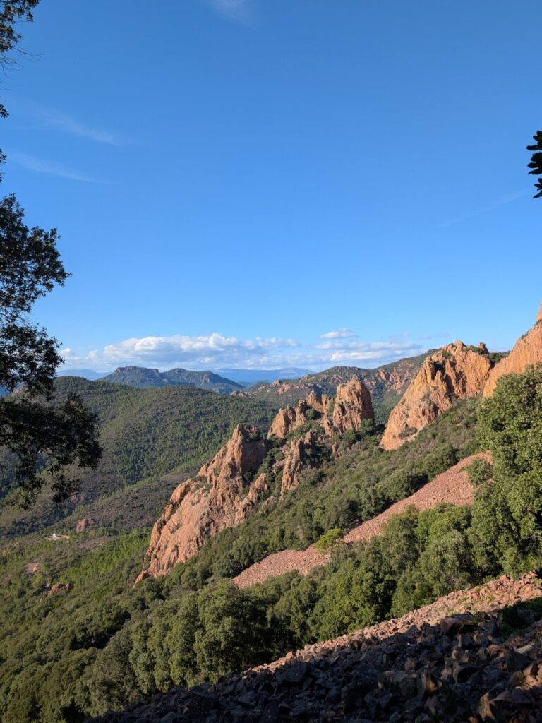 La roche orangée du Massif de l'Estérel.
