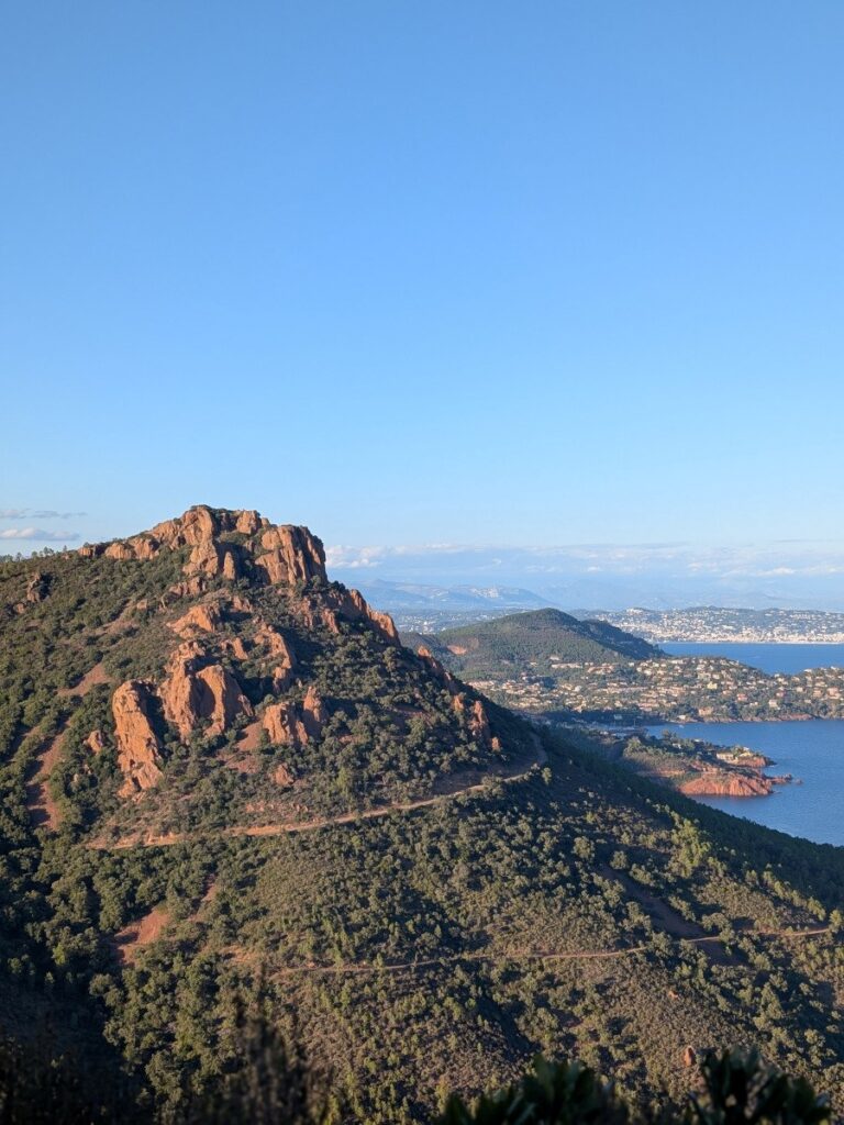 Panorama sur les Alpes-Maritimes depuis le Pic du Cap Roux.