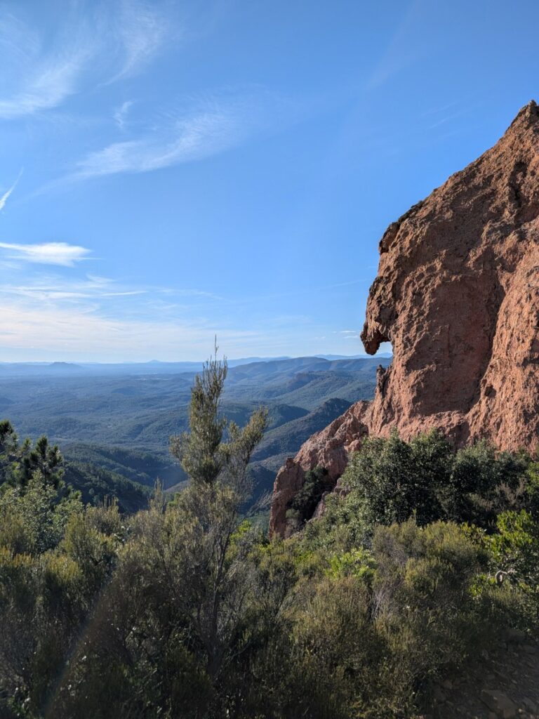La roche et les reliefs du Massif de l'Estérel.