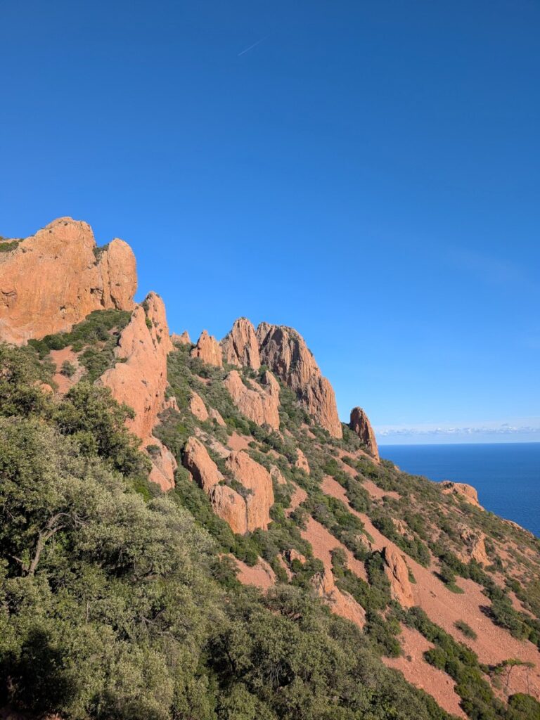 La roche orangée du Massif de l'Estérel.