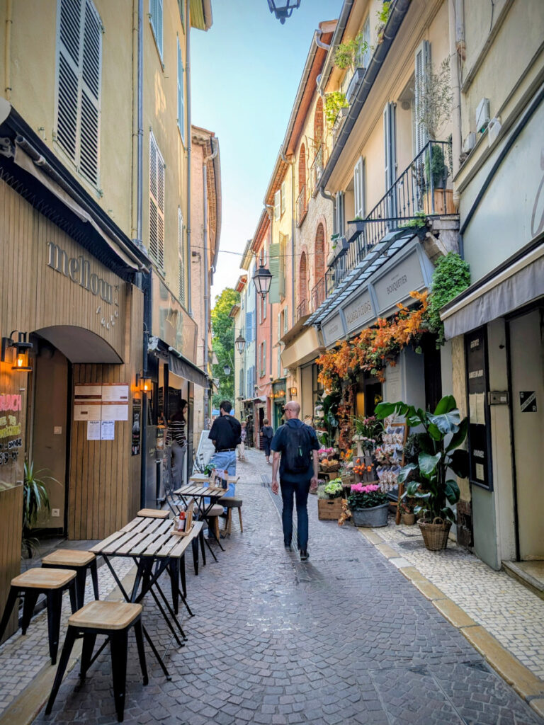 Ruelle située dans la vieille ville d'Antibes.