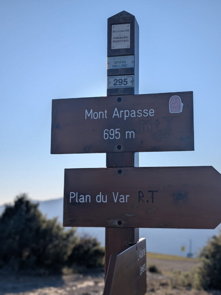 Balise du sentier du mont Arpasse à Levens.
