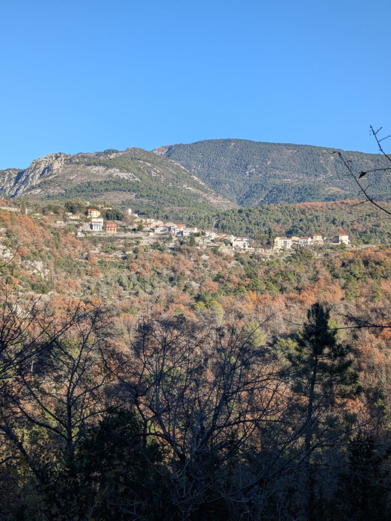 Vue sur Levens depuis le mont Arpasse.