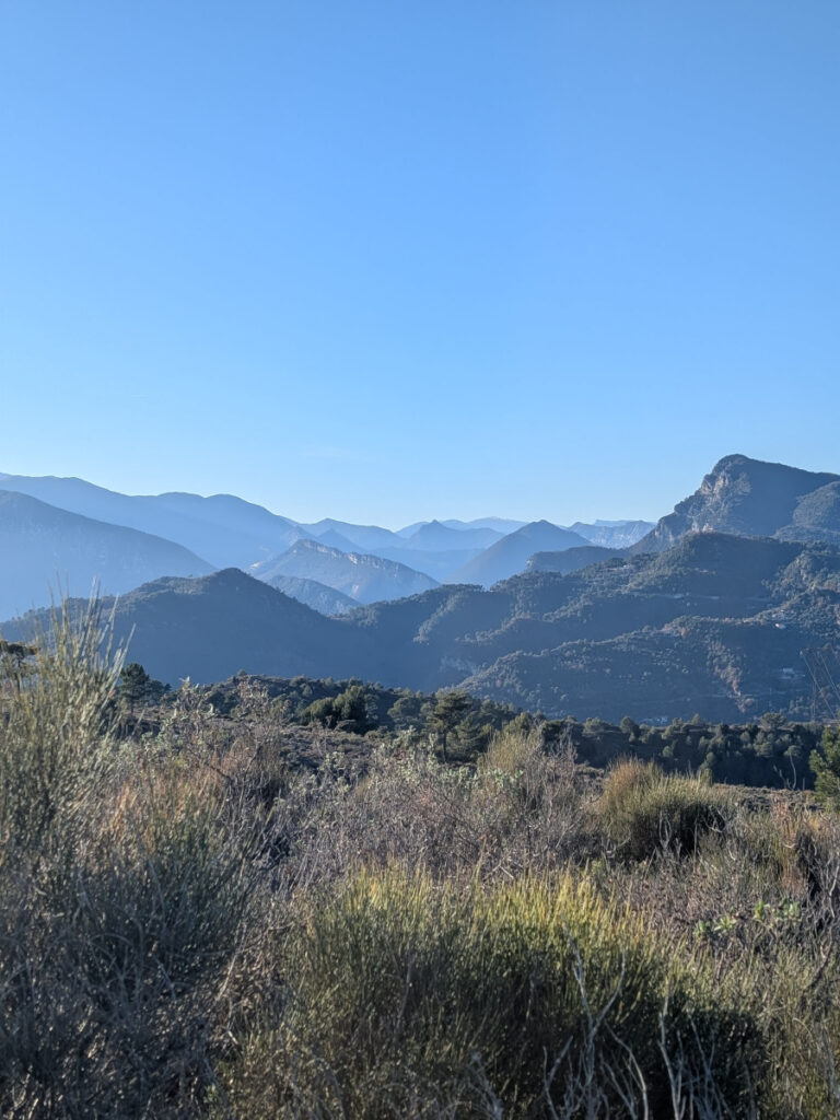 Vue sur les sommets depuis le mont Arpasse.