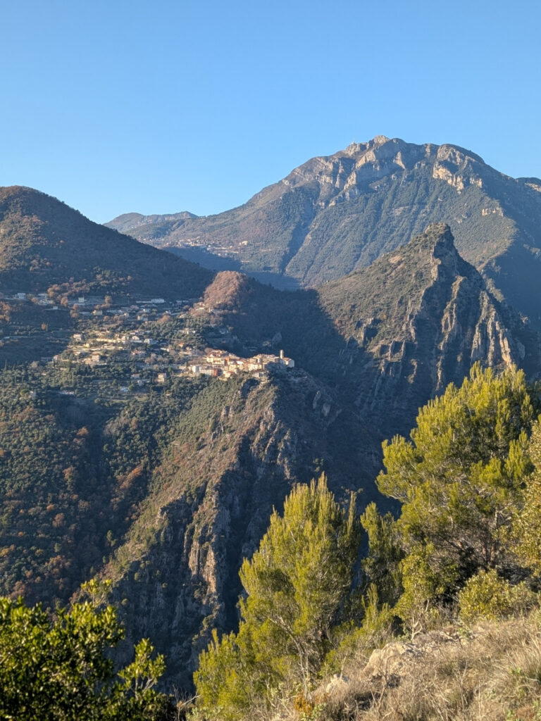 Le village de Bonson visible depuis la randonnée du mont Arpasse à Levens.