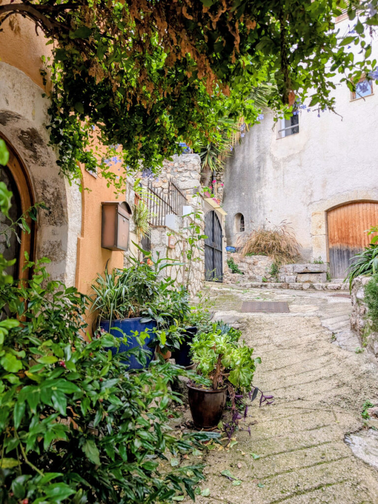 Ruelle fleurie.