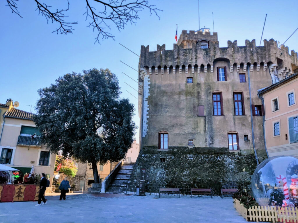 Le Château-Musée Grimaldi situé Haut-de-Cagnes.