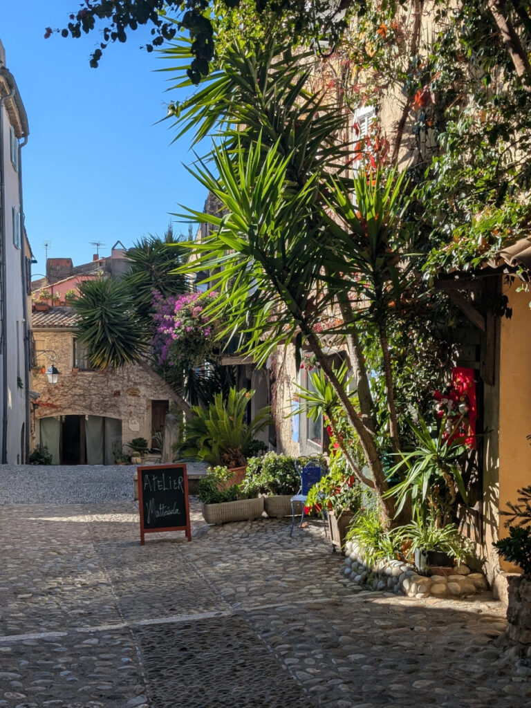 Ruelle fleurie au Haut-de-Cagnes.