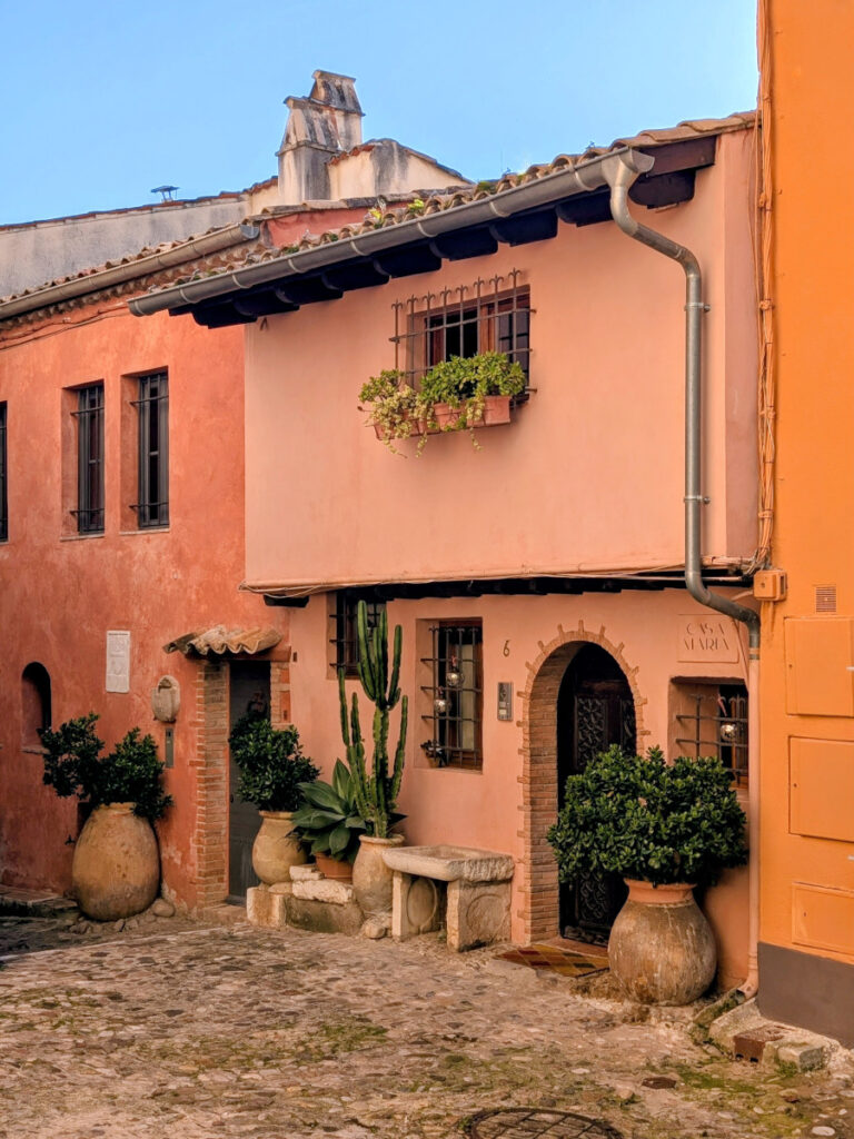 façades de maisons colorées dans les Alpes-Maritimes.