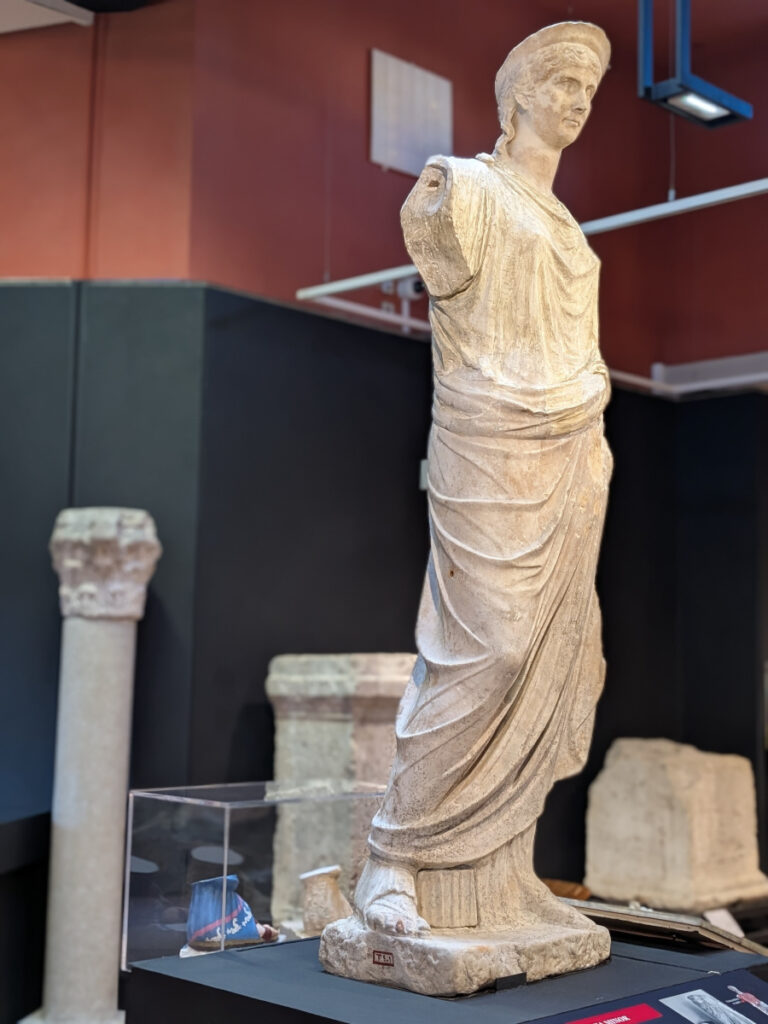 Une statue au musée d'Archéologie de Nice.