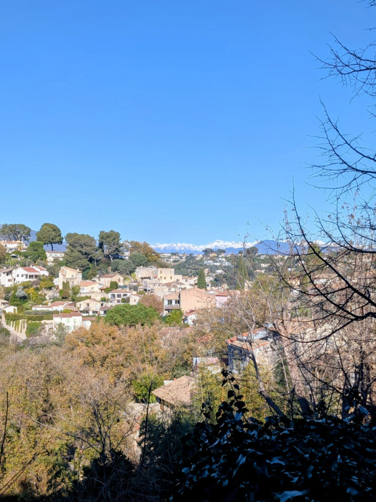 Panorama sur le Mercantour depuis la place du Haut-de-Cagnes.