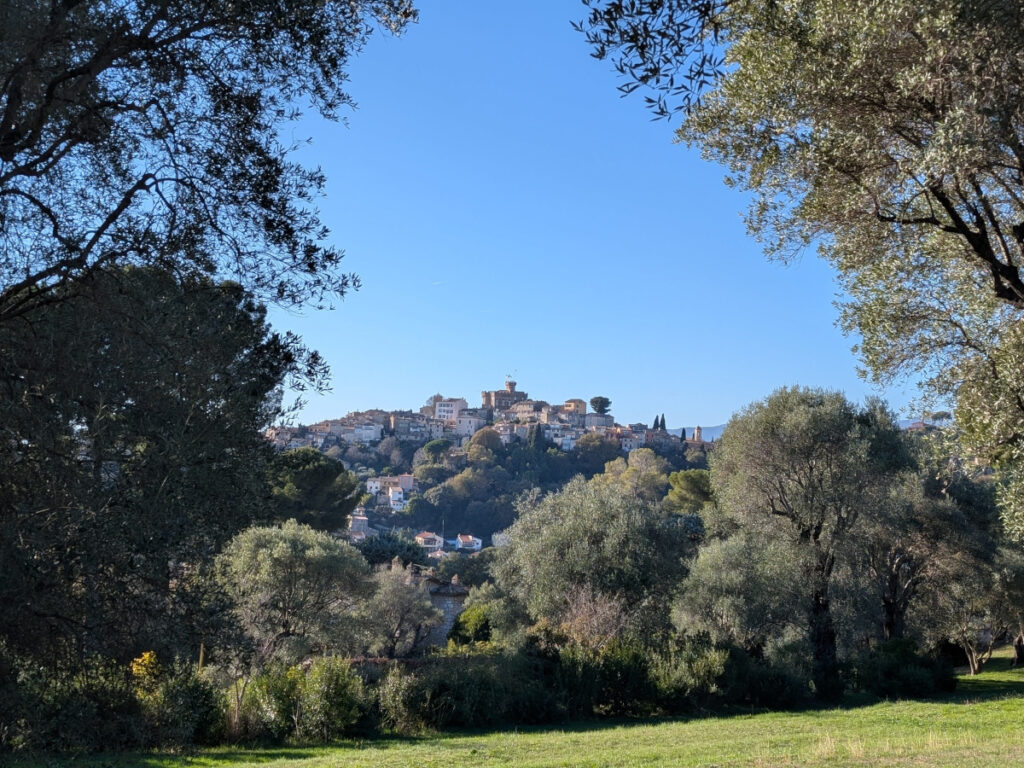 Vue sur le village médiéval du Haut-de-Cagnes depuis le musée Renoir.