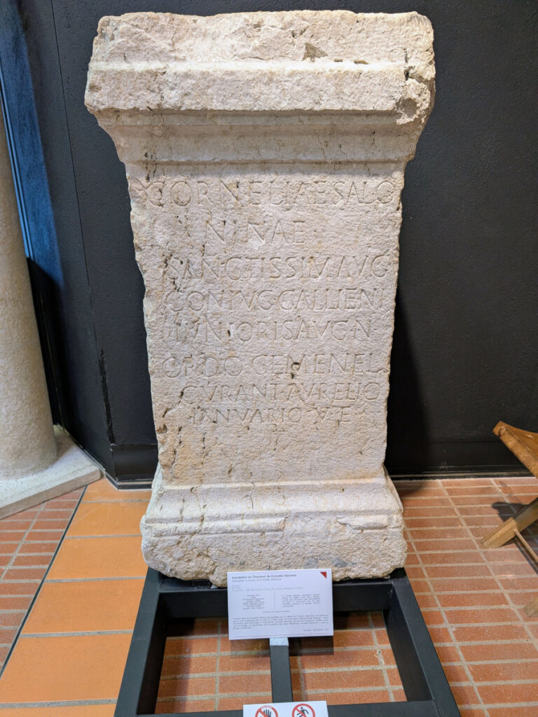 Une stèle au musée d'Archéologie de Nice Cimiez.