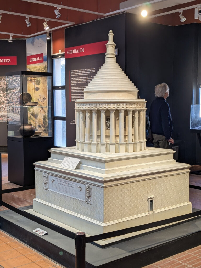 Reproduction du trophée d'Auguste de la Turbie au musée d'Archéologie de Nice.