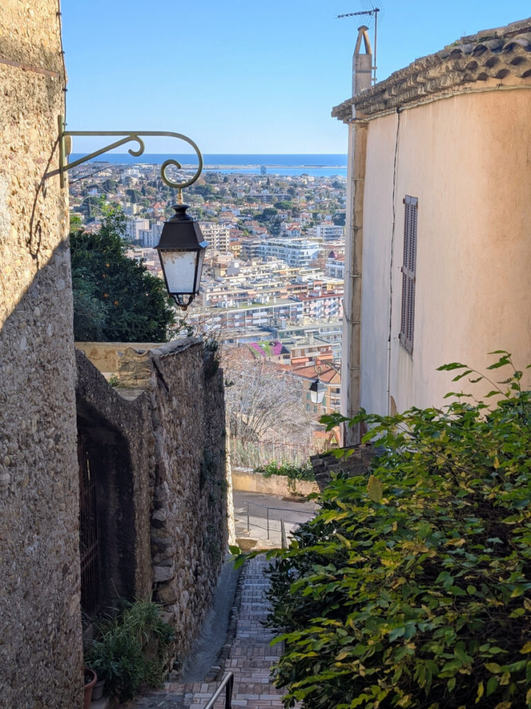 Un escalier avec vue à Cagnes-sur-Mer