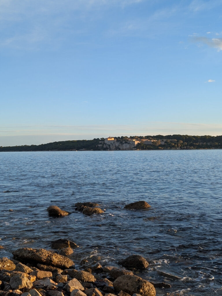 Vue sur l'Île Saint-Marguerite depuis le Cap de la Croisette.