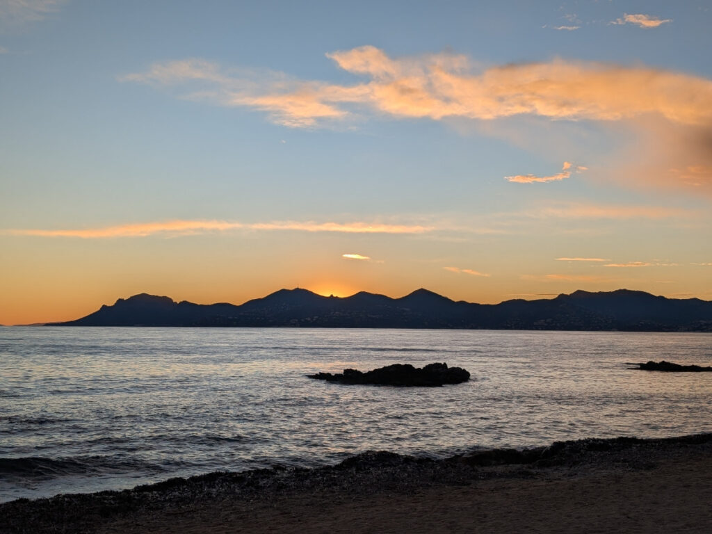 Panorama sur l'Estérel depuis La Croisette à Cannes. Une bonne raison de visiter Cannes à pied !