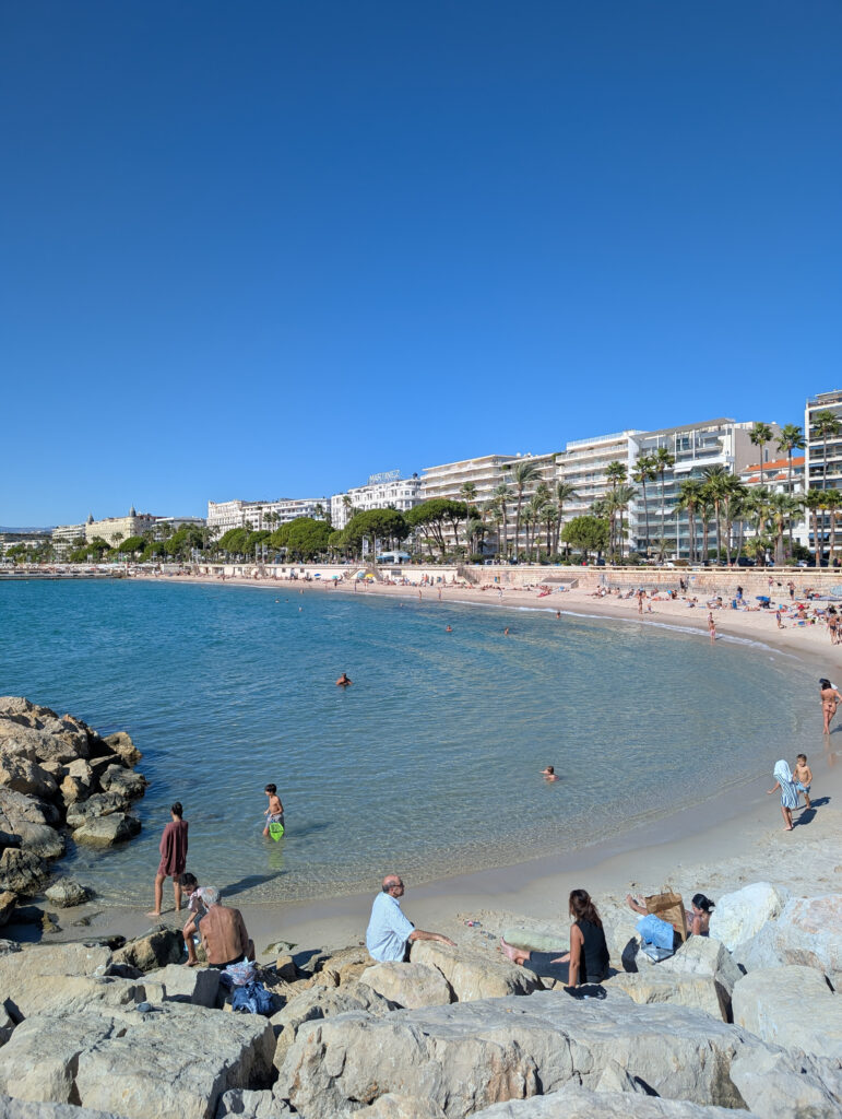 Une Plage publique sur la Croisette, une occasion de visiter Cannes à pied.