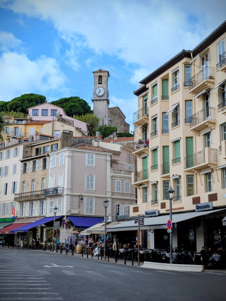 Visiter Cannes à pied pour vous rendre au Suquet.