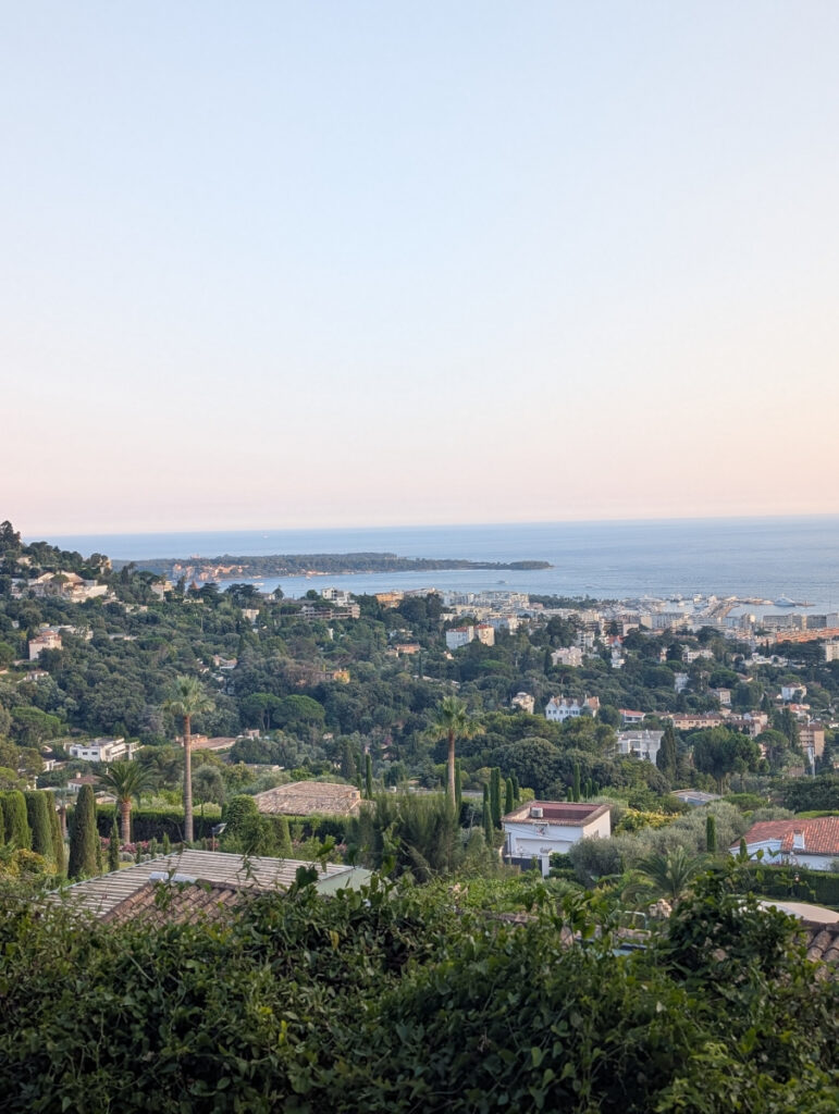 Vue sur les villas depuis le canal de la Siagne.