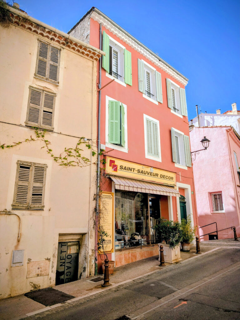 Façades de maisons dans le vieux Cannet.