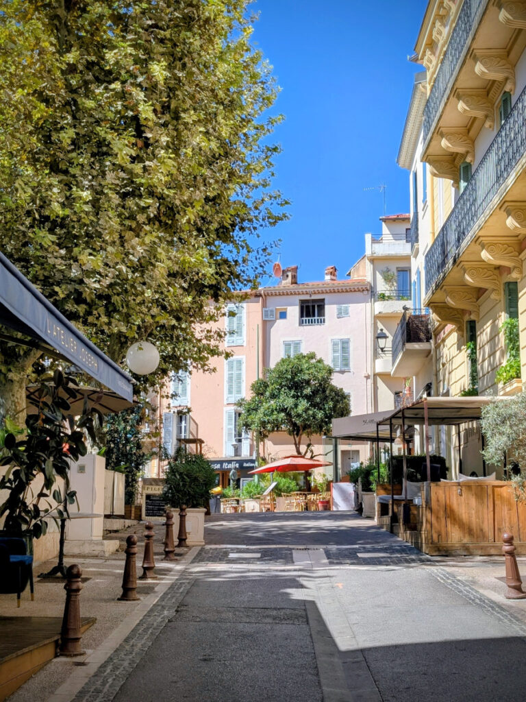 Rue commerçante du Vieux Cannet.