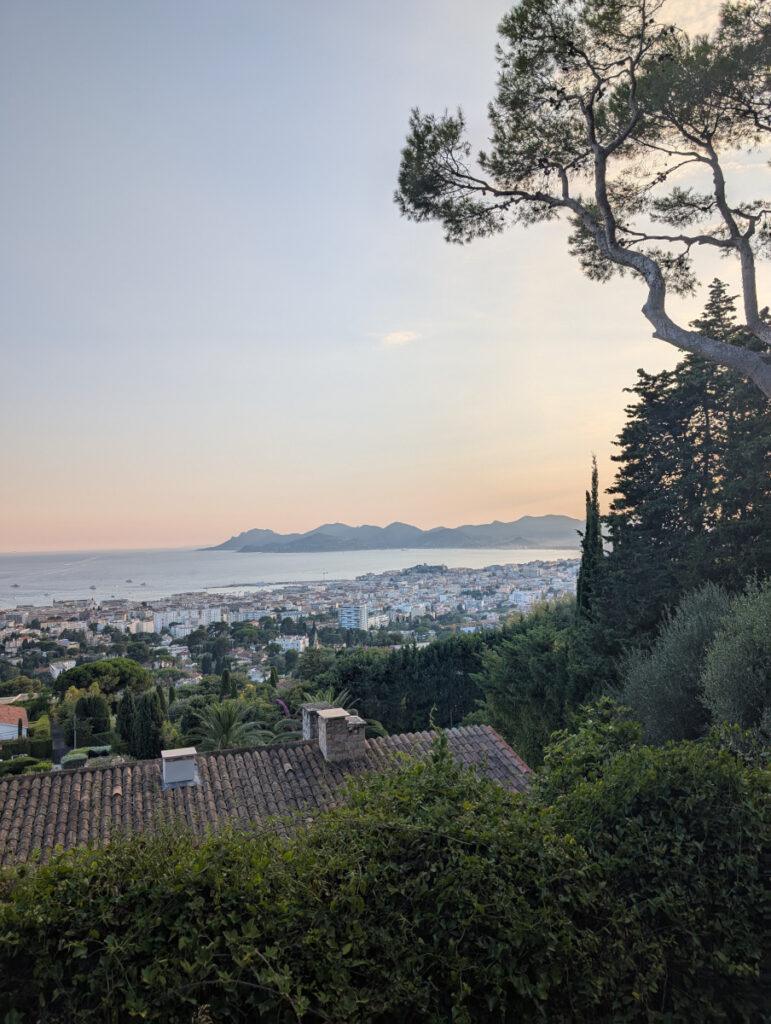 Panorama sur l'Estérel depuis le canal de la Siagne au Cannet.