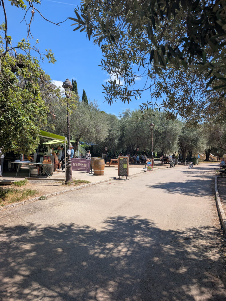 Café au cœur du jardin des Arènes de Nice.