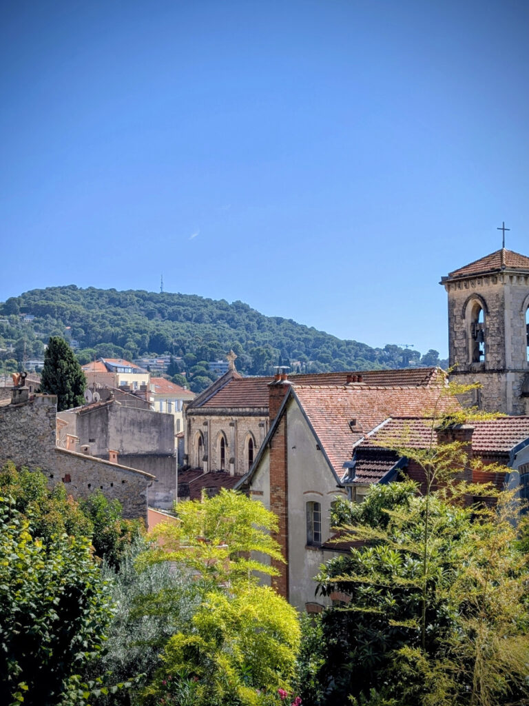 Vue sur l'église Sainte-Philomène dans le Vieux Cannet.