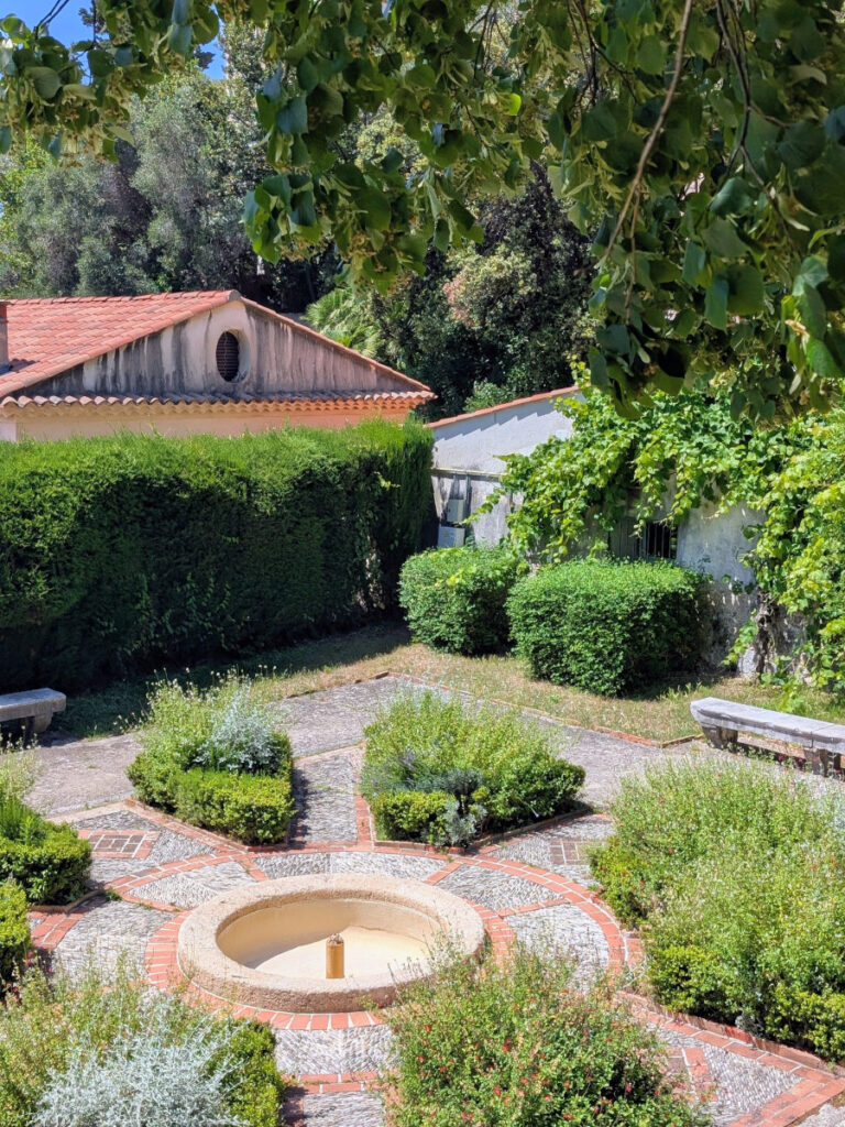 Le jardin est ses espaces à découvrir.