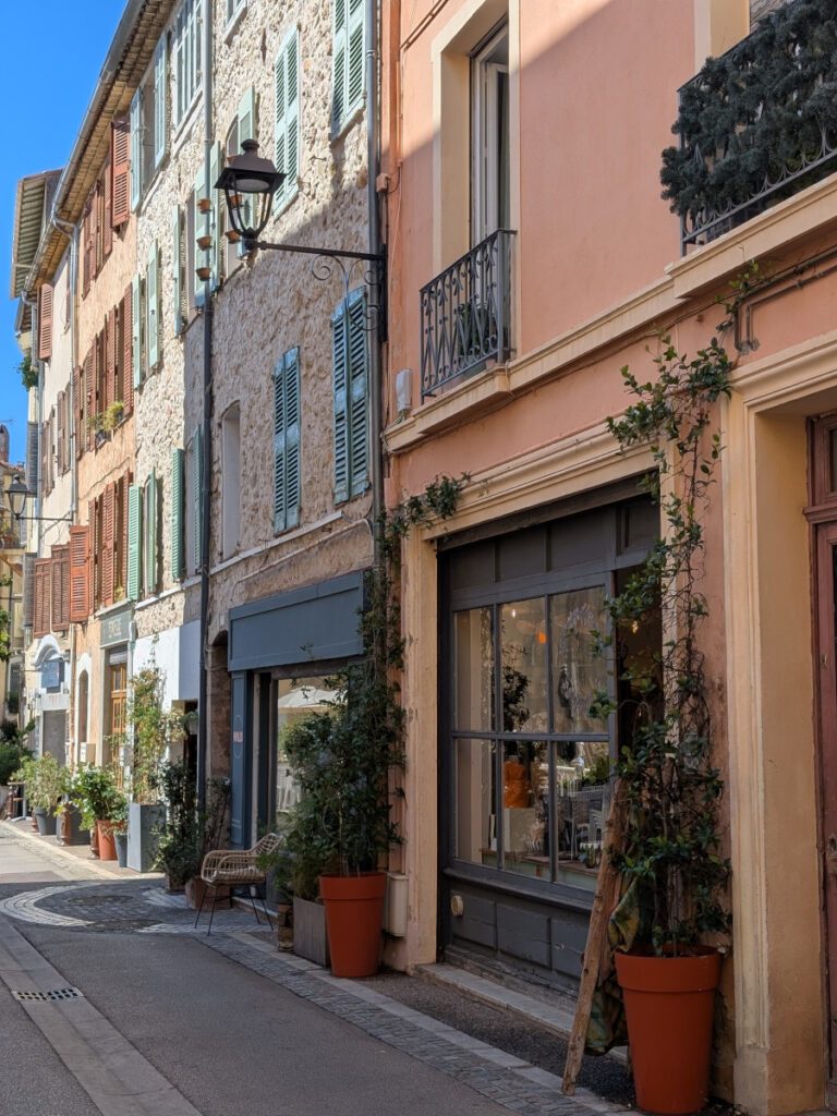 Boutiques rue Saint Sauveur dans le Vieux Cannet.