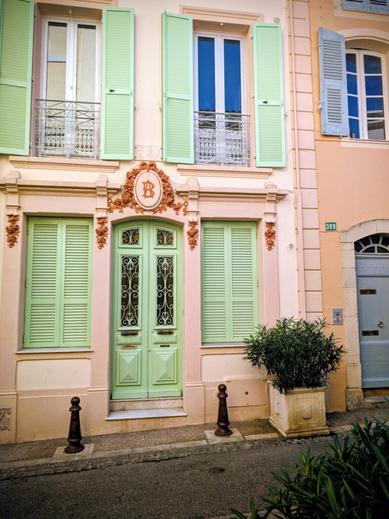 Façade de maison colorée au Cannet dans les Alpes-Maritimes.