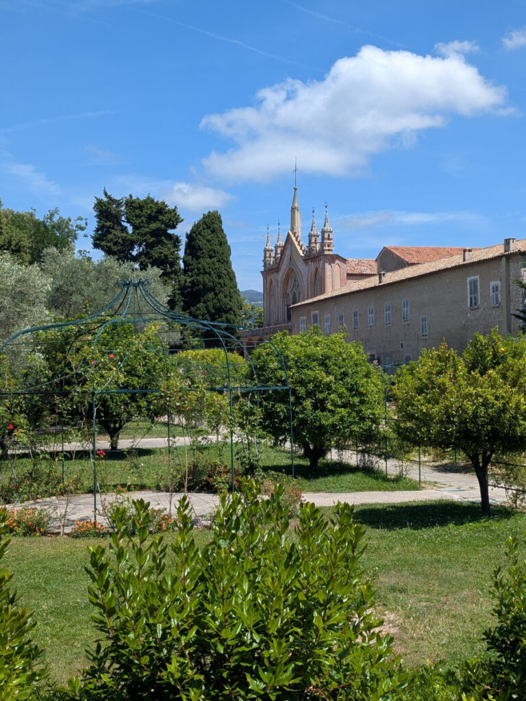 Vue sur l'église du Monastère de Cimiez et les jardins.