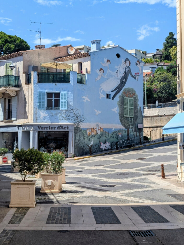 Le mur des Amoureux de Peynet au Vieux Cannet.
