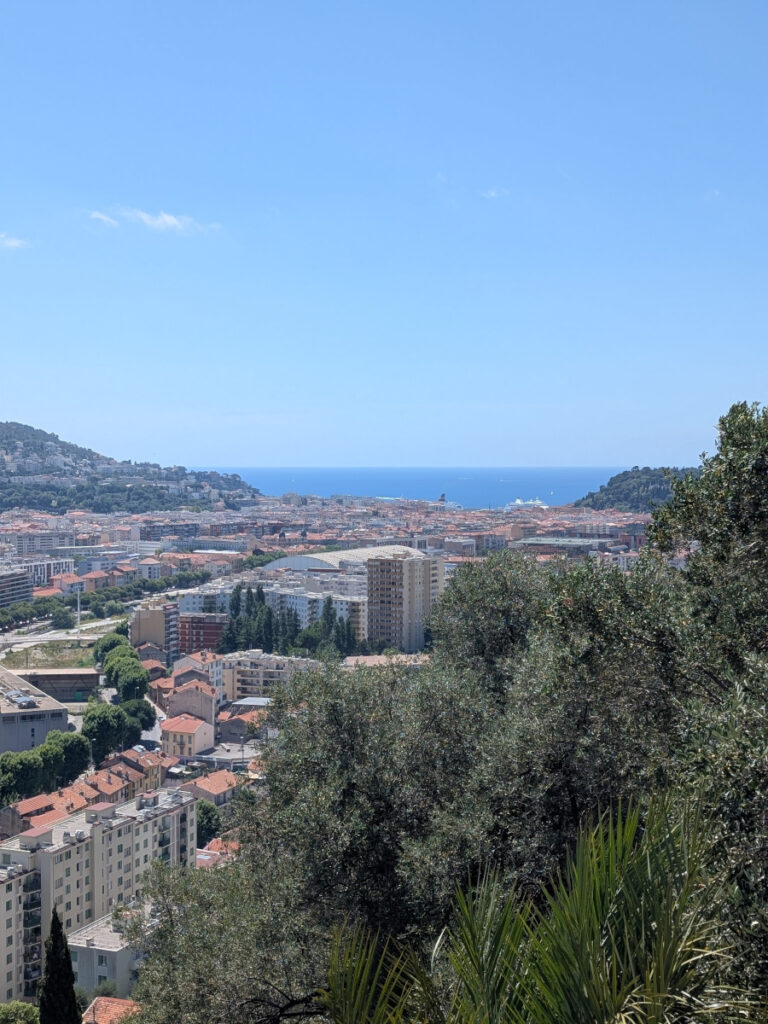 Panorama sur la mer et Nice de puis le jardin du Monastère de Cimiez à Nice.