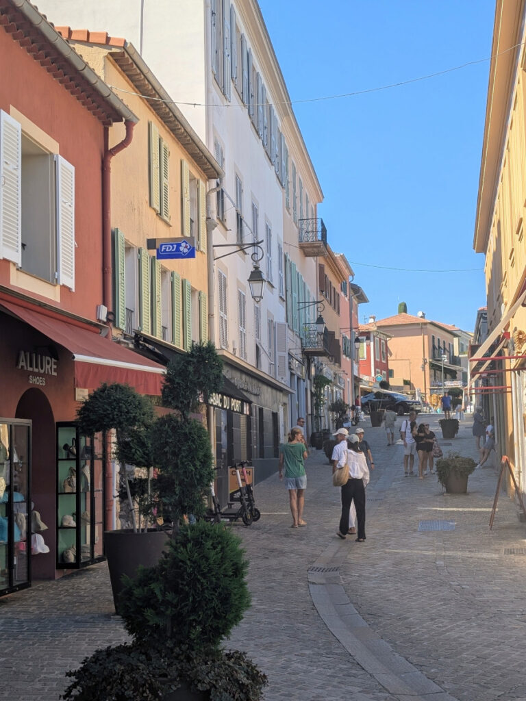 Que faire à Saint-Jean-Cap-Ferrat ? Flâner dans le centre-ville.
