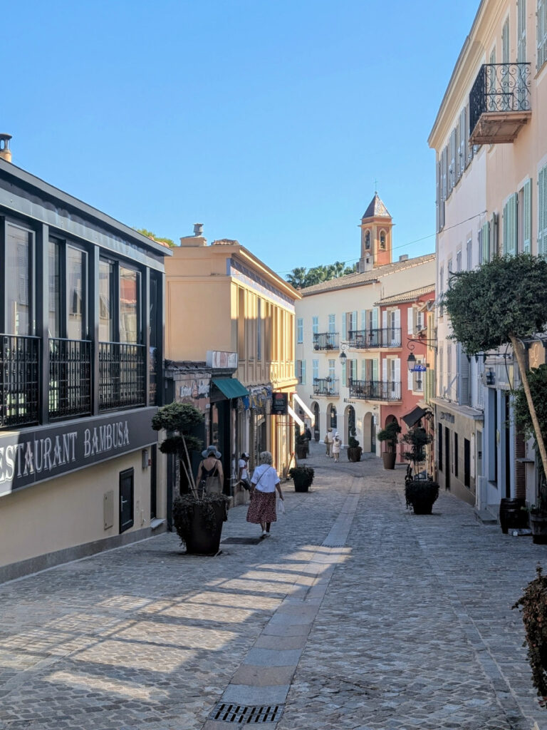 L'avenue Jean Mermoz à Saint-Jean-Cap-Ferrat.