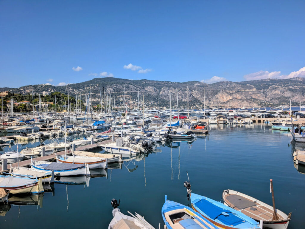 Le port de Saint-Jean-Cap-Ferrat et ses bateaux.
