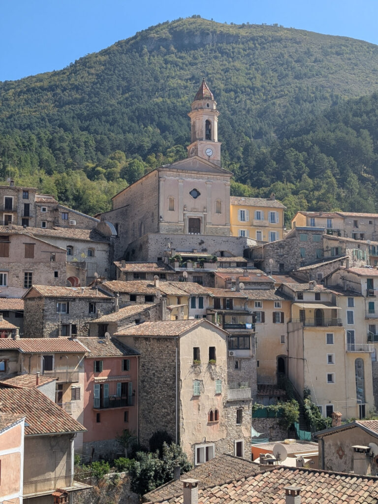 Panorama sur le village et l'église Sainte-Marguerite de Lucéram.